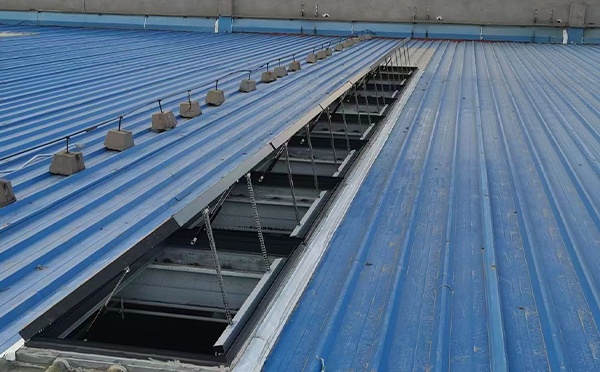 某城市大型商业综合体中庭和田市排烟窗工程