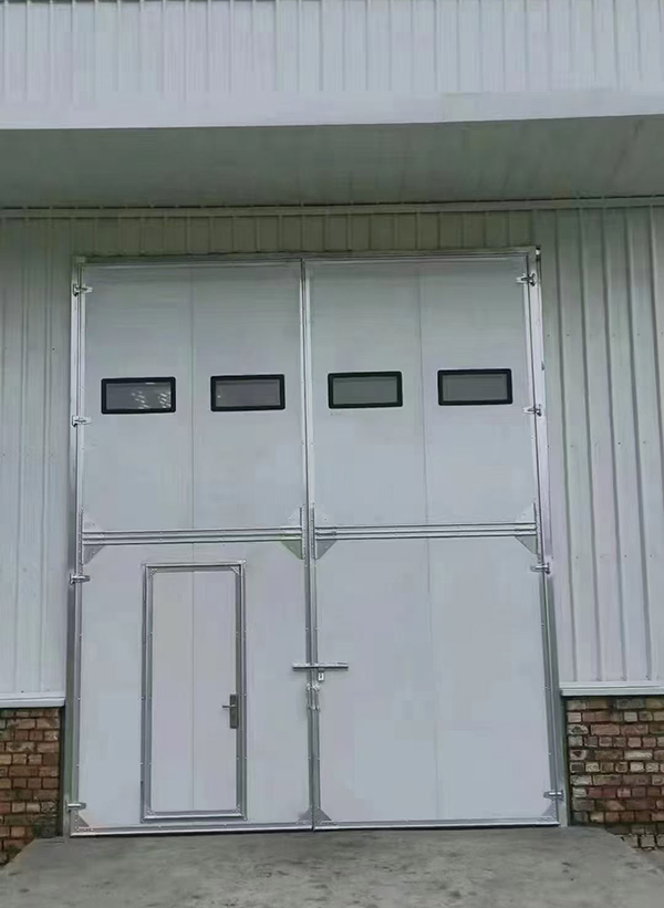 和田市工业门在设备装配车间出入口的实施记录