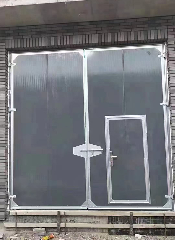 和田市工业平开门在大型设备制造车间的应用实例